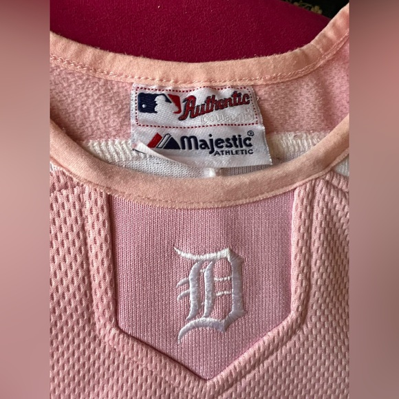 Detroit Tigers Pink Long Sleeve (no size but probably an XL) - Picture 2 of 6